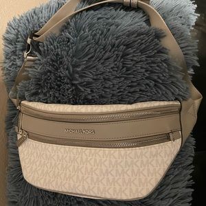 Michael Kors Signature Kenly Waist Bag